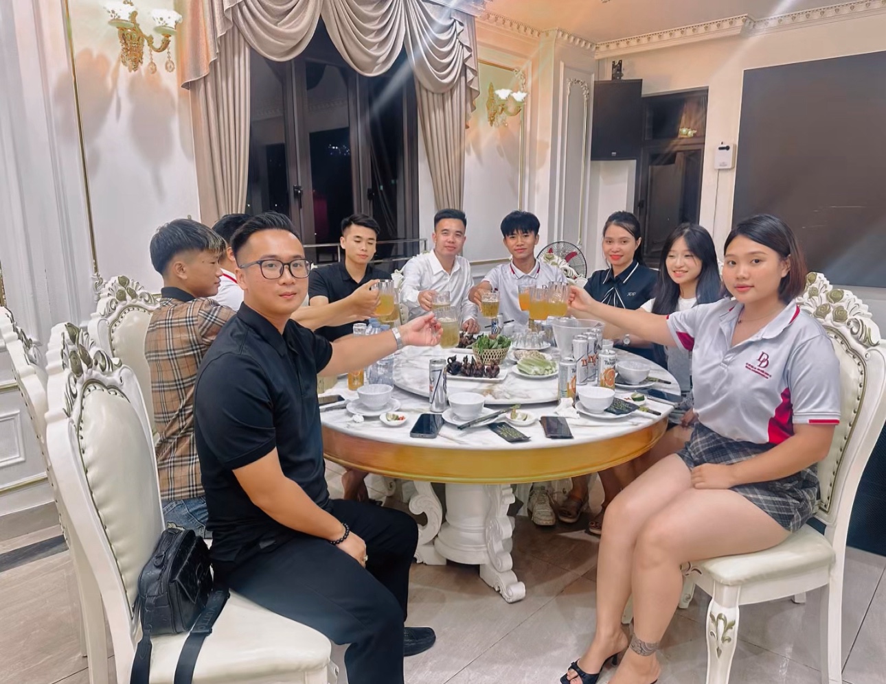 Gặp gỡ khách hàng